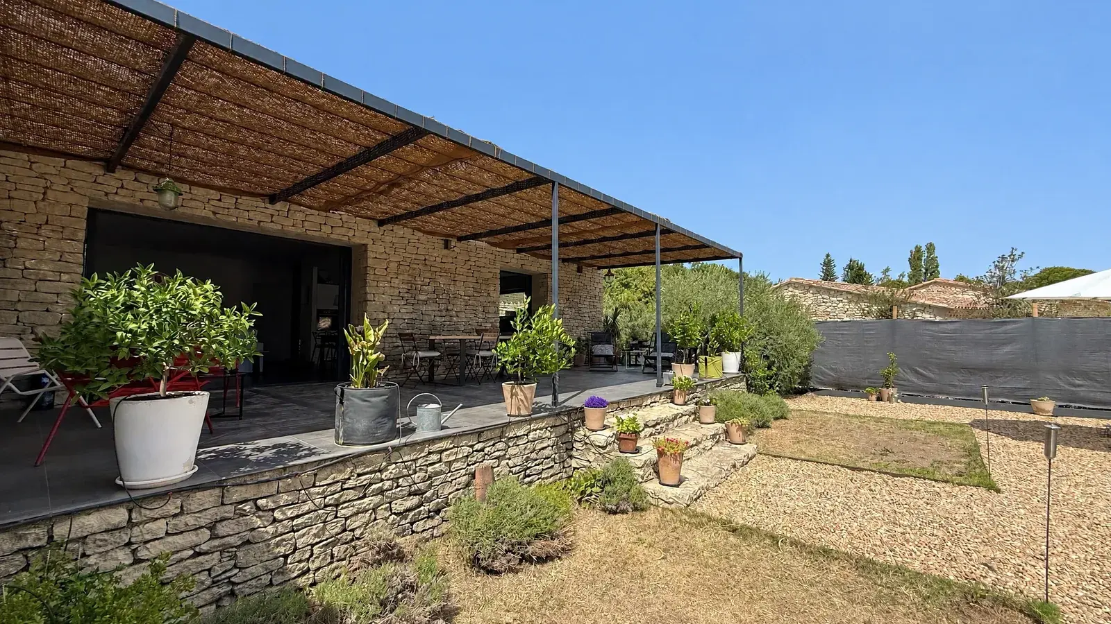 Terrasse sous un ciel bleu avec ProperPix