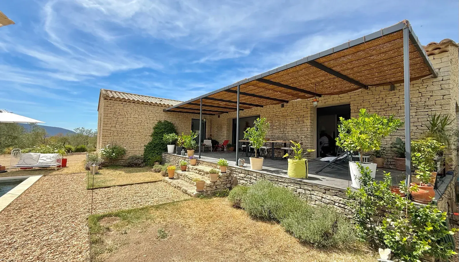 Jardin avec une pelouse sèche