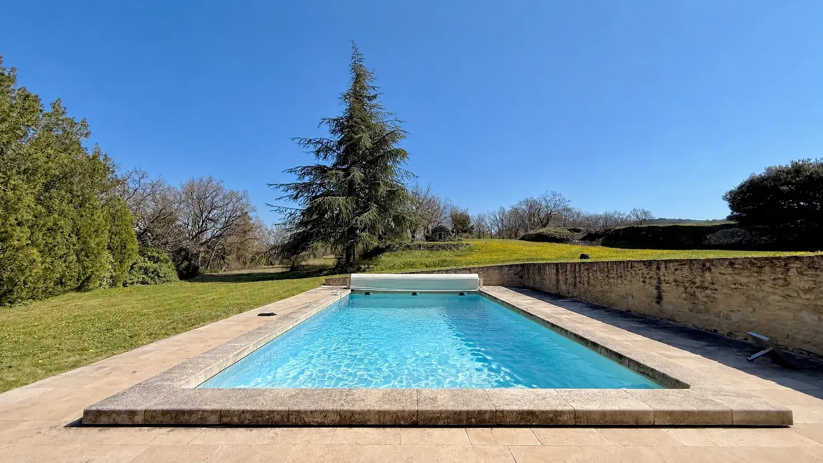 Piscine remplie par ProperPix